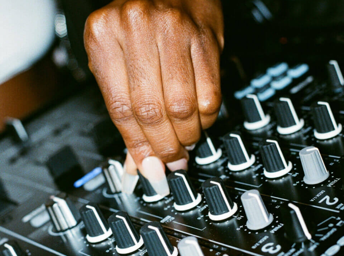 Ban cuida oido manteniendo e decibel na 85