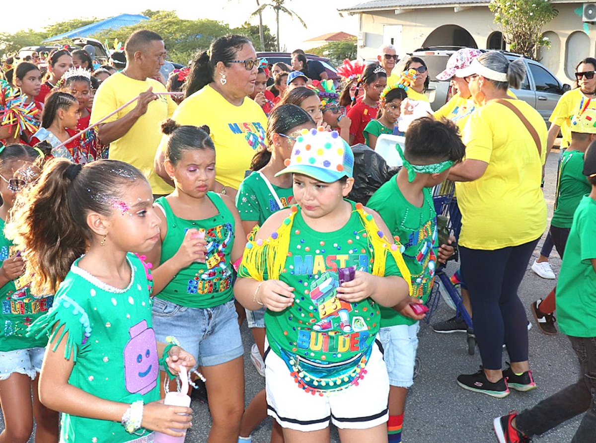 Caranan feliz den parada di Kadushi Largo pa Angochi