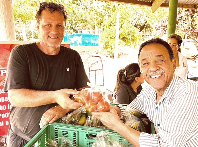 Exitoso Mercado Santa Rosa cu bishita di minister Rene Herde