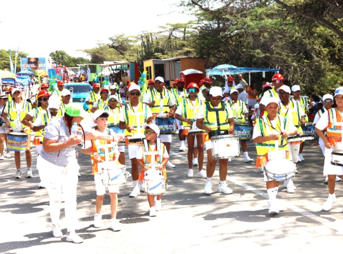 Un Parada di Mucha di Oranjestad hopi bunita, alegre y colorido