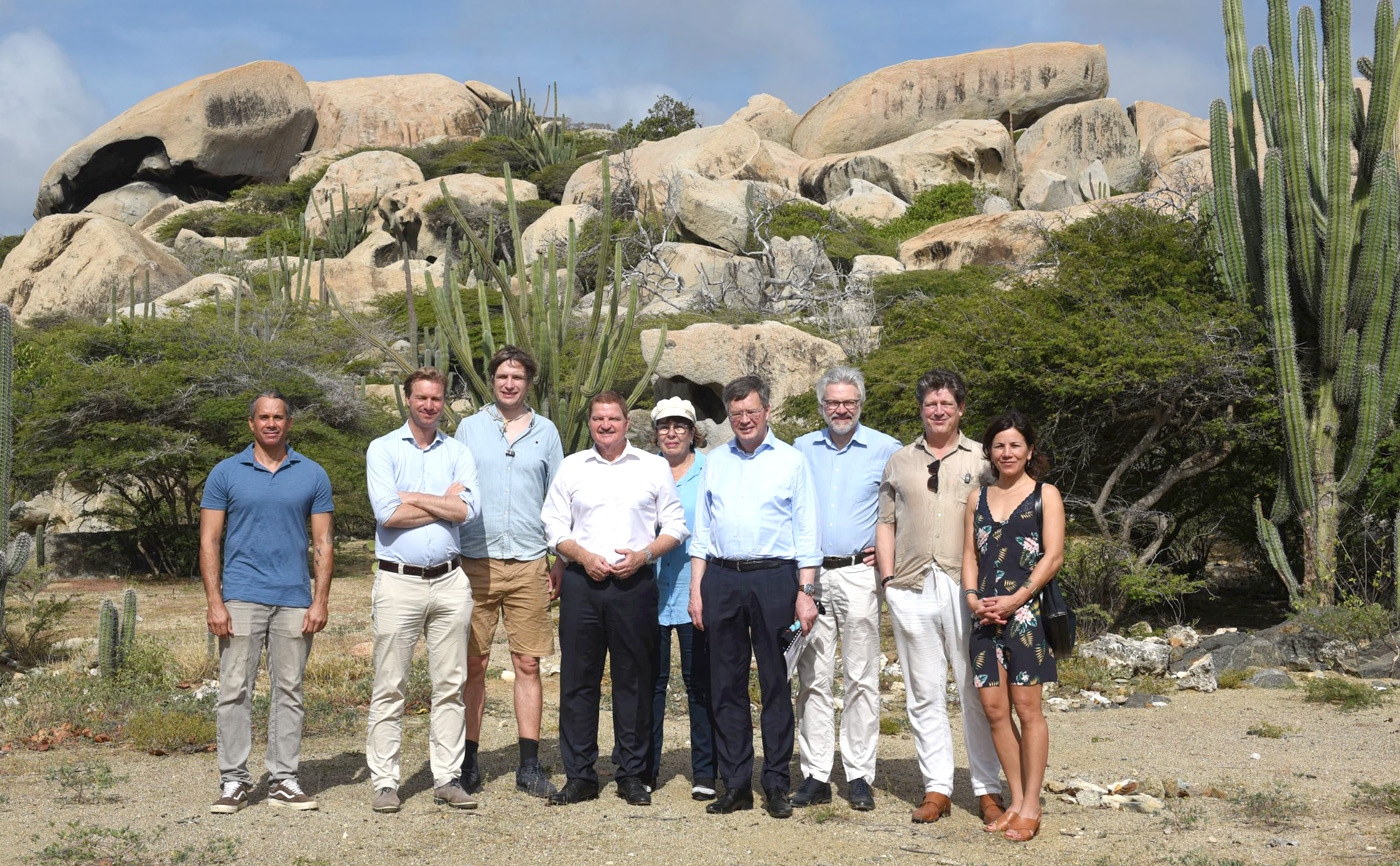 Ex-Premier Balkenende cu bishita na Ayo Rock Formation