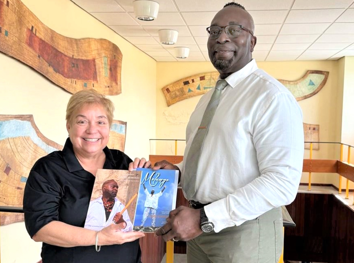 Bukinan ‘Unchained’ y tambe ‘Melange’ awor den coleccion nacional di Aruba na Biblioteca