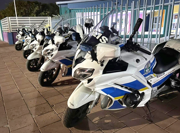 Unidad motoriza di Polis a detene 6 chauffeur