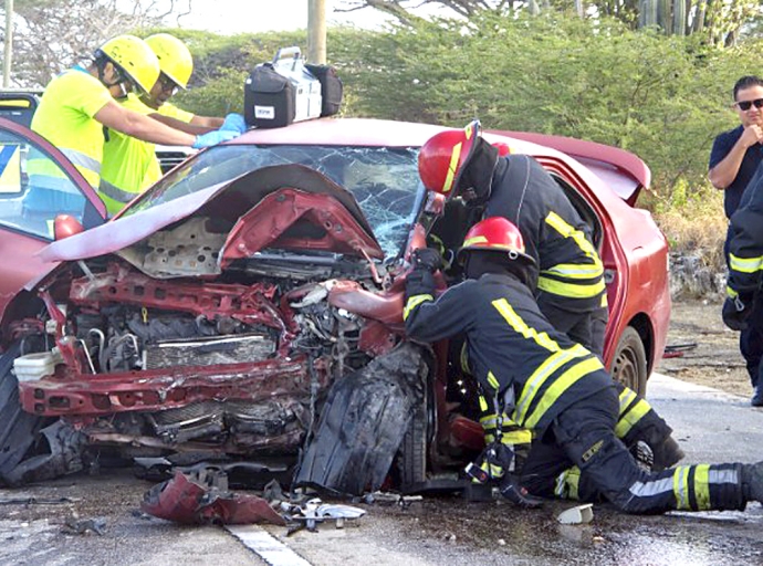 Chauffeur a keda pega den accident pisa na Kibaima