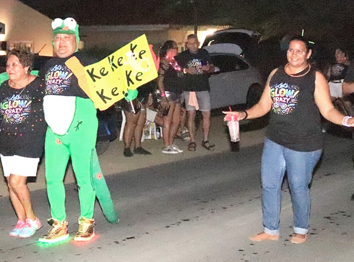 Hopi hende mes tanto den parada como tambe na banda di North International Sunset Parade