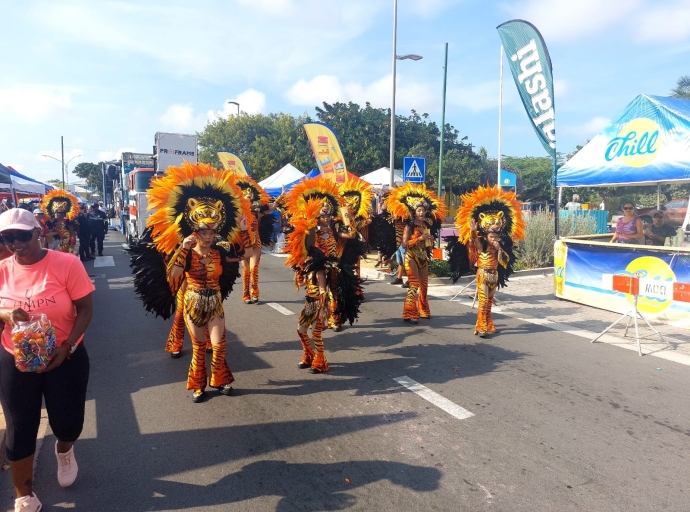San Nicolas a bira centro di alegria y color cu Parada di Mucha
