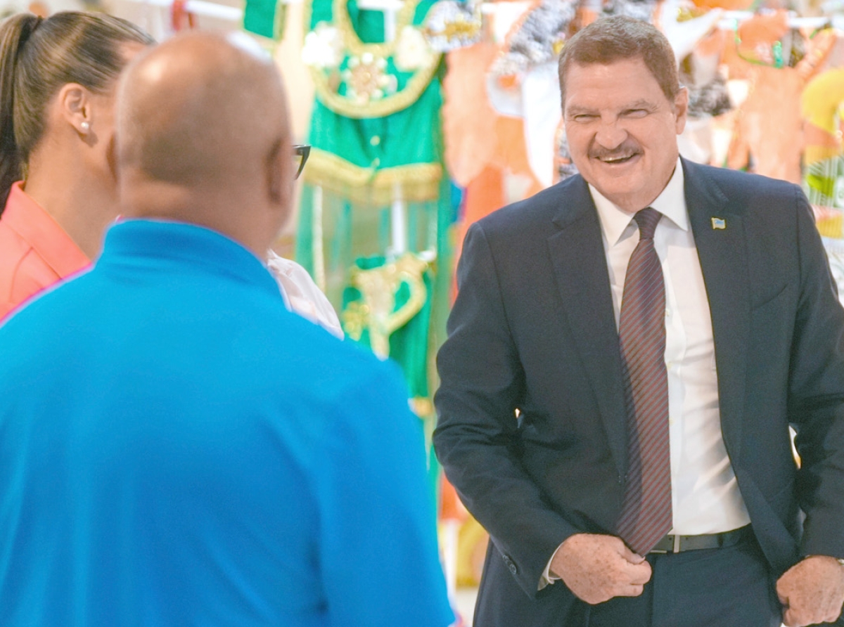 Prome Minister Eman a bishita Museo di Carnaval pa dialogo riba reactivacion y futuro pilar di Carnaval