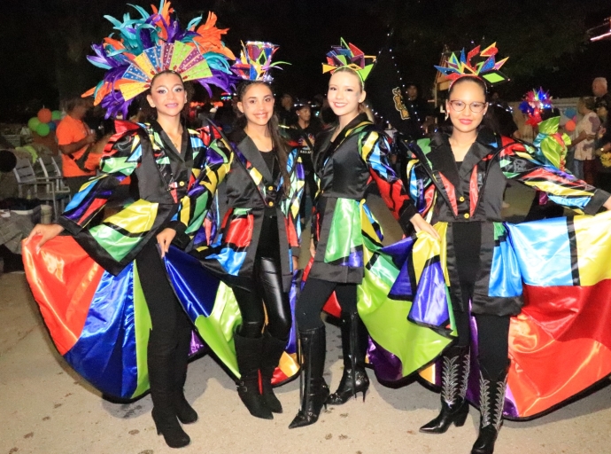 Precioso Parada di Mascarada di Savaneta cu a laga tur hende encanta