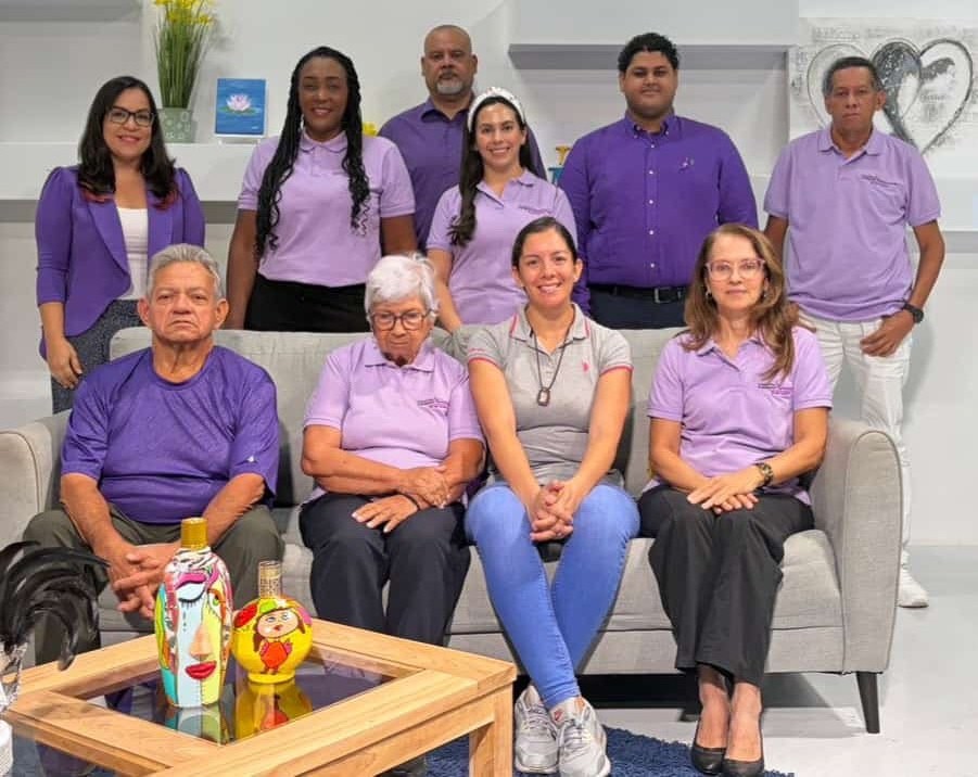 Ministro mustrando sosten na e campaña ‘Biba cu Epilepsia’ di Fundacion Epilepsia Aruba