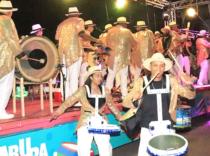 Diferente banda di berdad a toca ‘The Lizard Kacking’ durante Lighting Parade