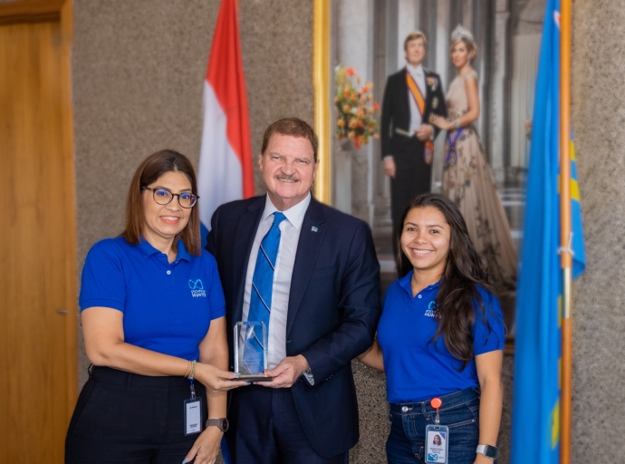 A entrega plakkaat di agradecimento na NGOs pa nan aporte durante Common Good Conference