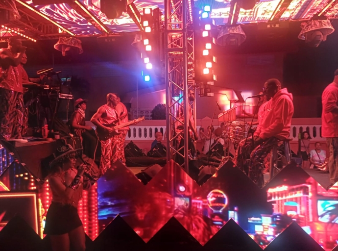 San Nicolas a disfruta di un parada di luz yen di luz, color y ritmo