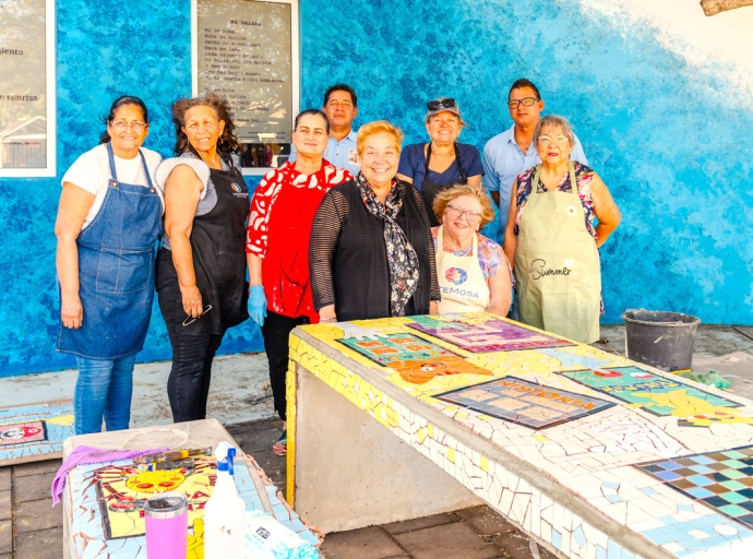 Biblioteca na Playa a haya mesa y dos banki di beton cu mosaico