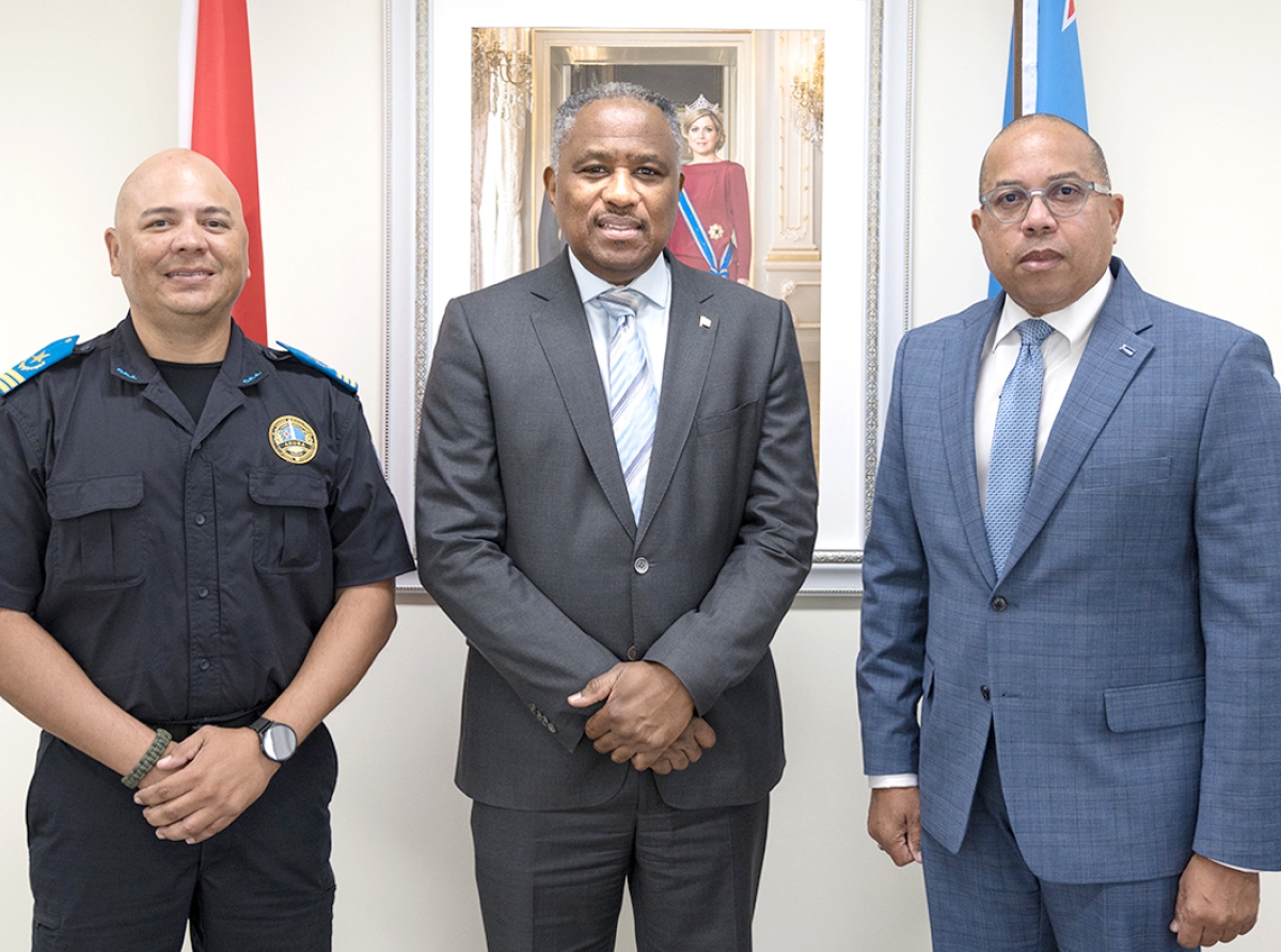 Hefe di Bewaking y Beveiliging na CEA a bishita Ministro Dowers