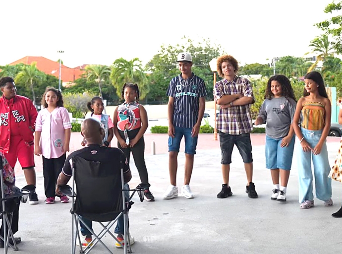 Den cooperacion cu Unicef Hulanda, muchanan a traha video na Papiamento tocante derechonan di mucha