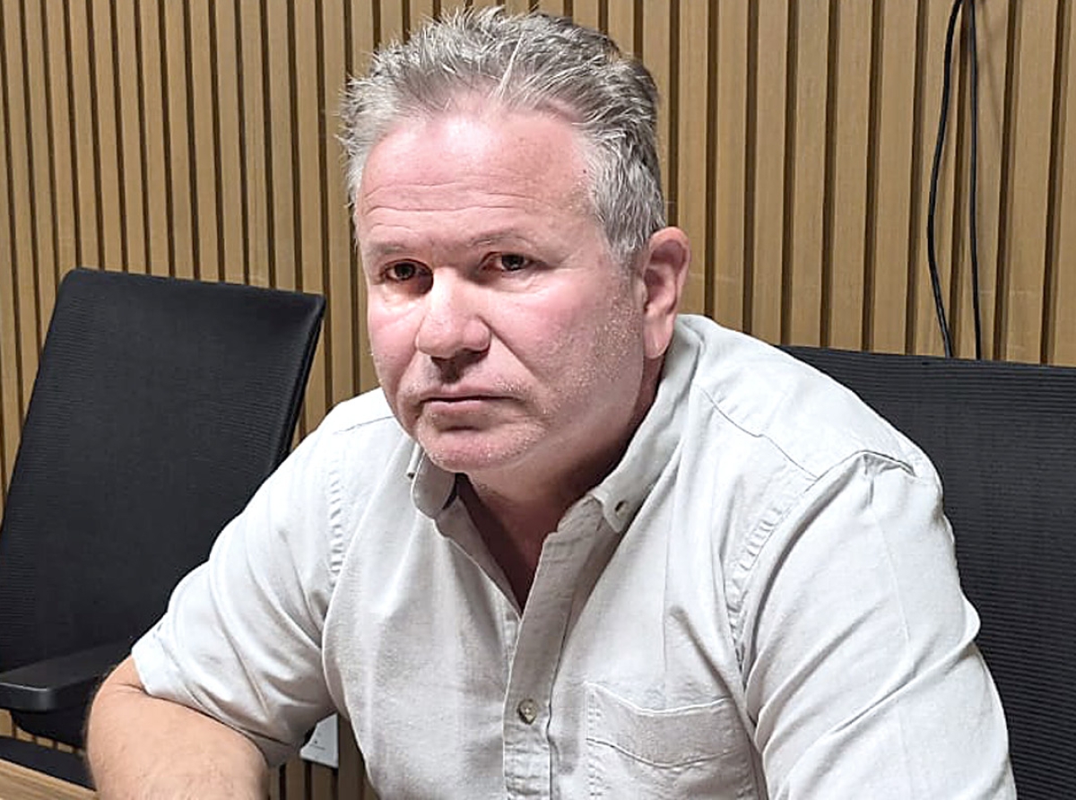 Frans Ponson ta cuestiona cu polis ta puntra hende si a paga number y seguro di auto