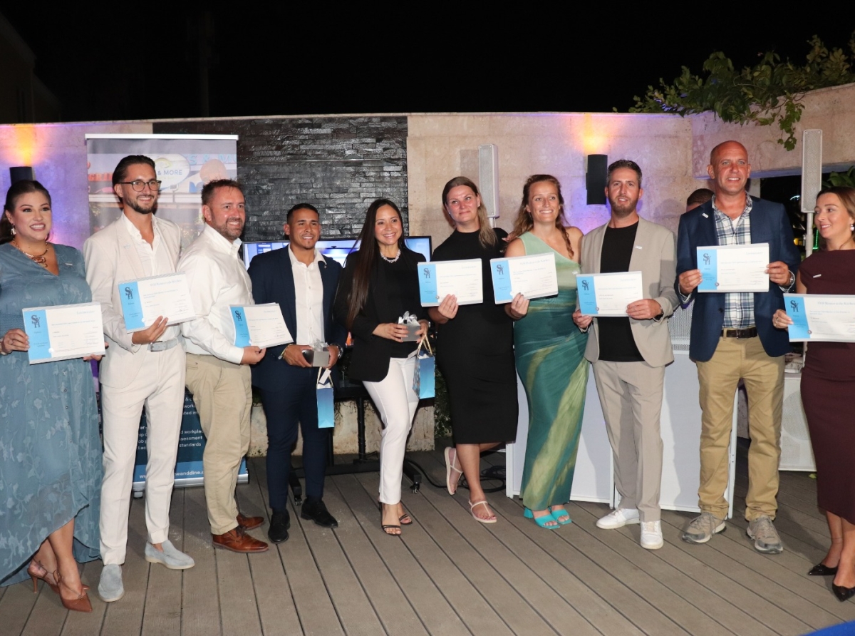 Ceremonia pa graduacion di 8 Leermeester y Leermeester Plus na Aruba Wine & Dine Academy