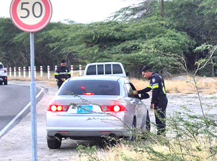 Polis despues di Parada Grandi na San Nicolas cu nan unidad motoriza a detene 10 chauffeur