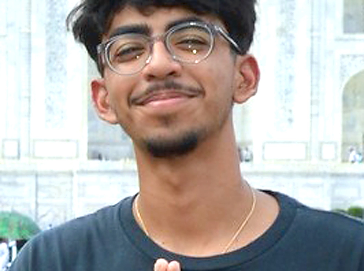 Studiante local cu pasion mirando su proyecto ta birando realidad