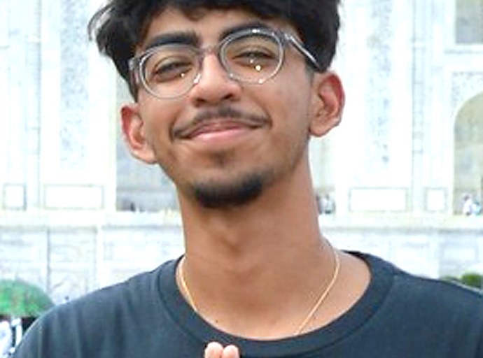 Studiante local cu pasion mirando su proyecto ta birando realidad