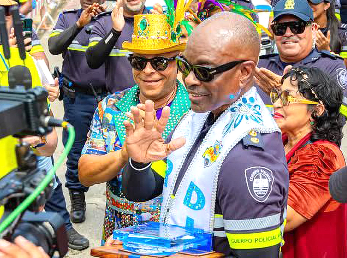 Durante Parada di Carnaval Cuerpo Policial a honra Onderinspecteur 1ste Klasse Tony Yearwood