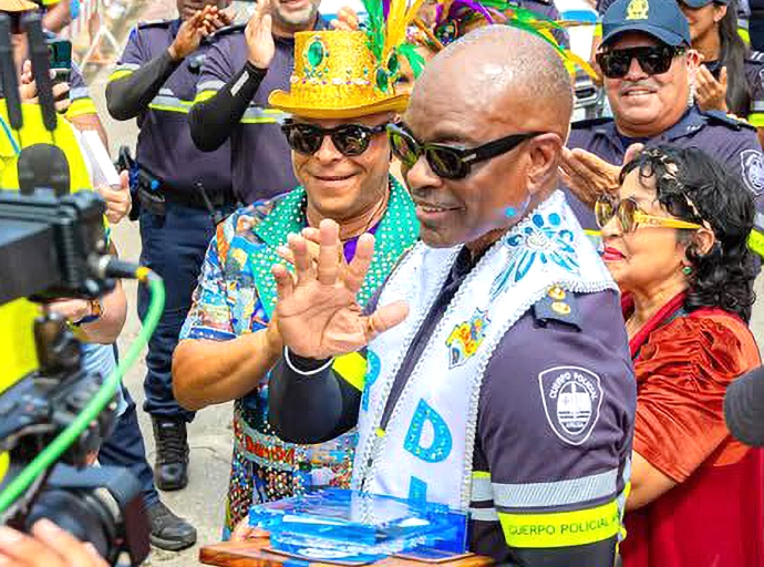 Durante Parada di Carnaval Cuerpo Policial a honra Onderinspecteur 1ste Klasse Tony Yearwood