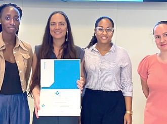 Ebrina Ana Catharina Curet a gradua di Universidad di Aruba