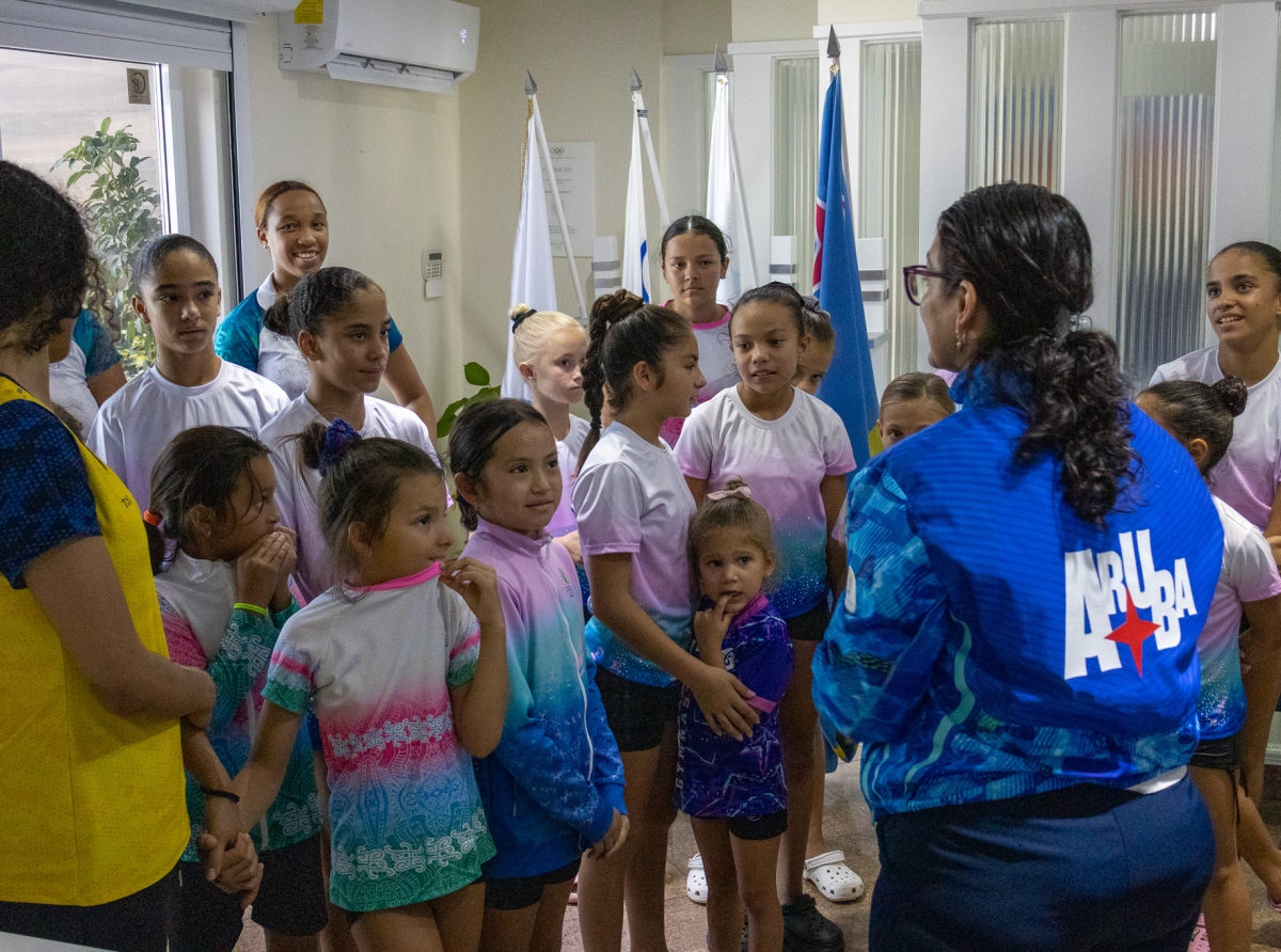 Comite Olimpico Arubano a ricibi bishita di club di gimnasia Perla Gymnastics
