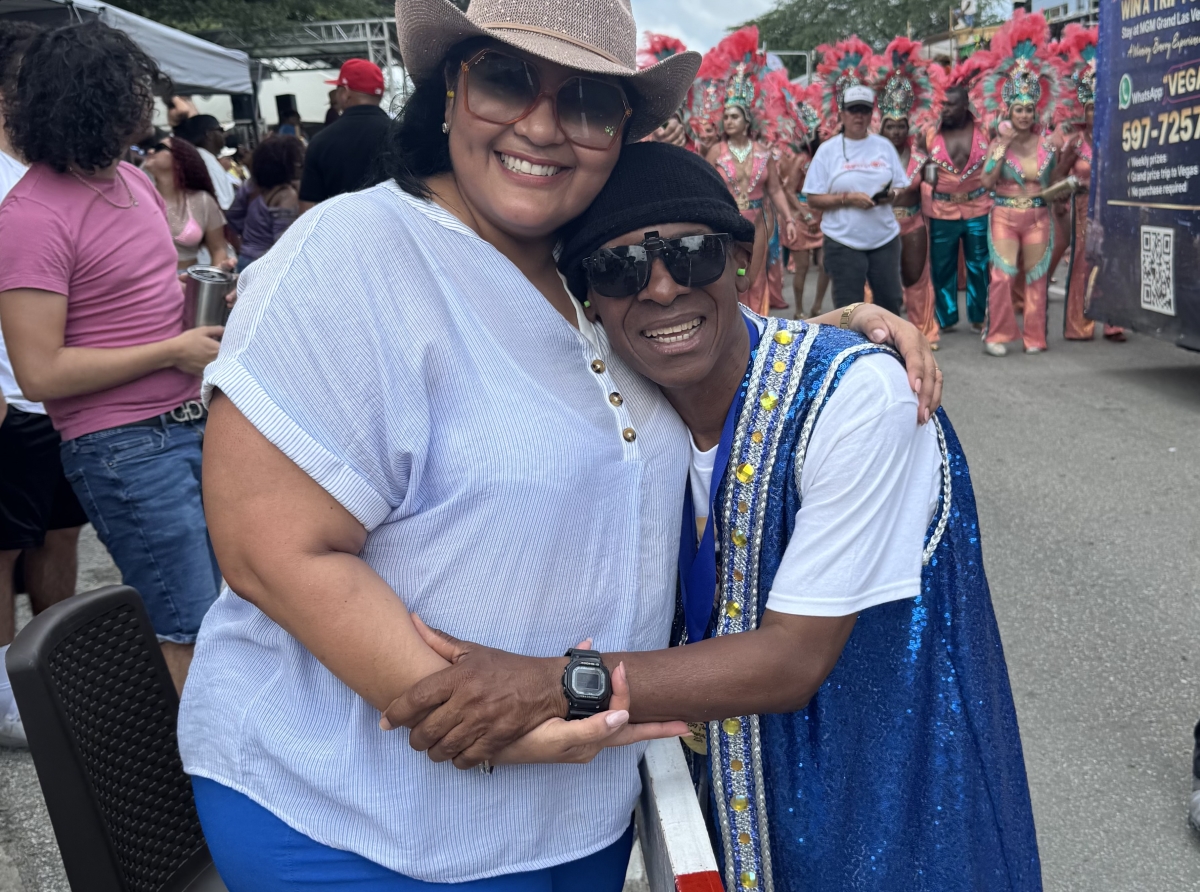 Parlamentario Xiomara Maduro ta gradici Lord Lally pa su aporte na cultura di Aruba