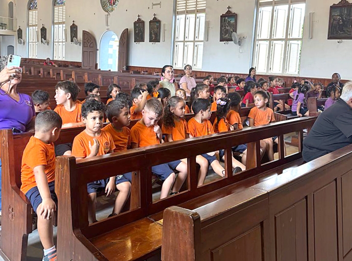 Muchanan di scol ricibiendo nan cruz di shinishi