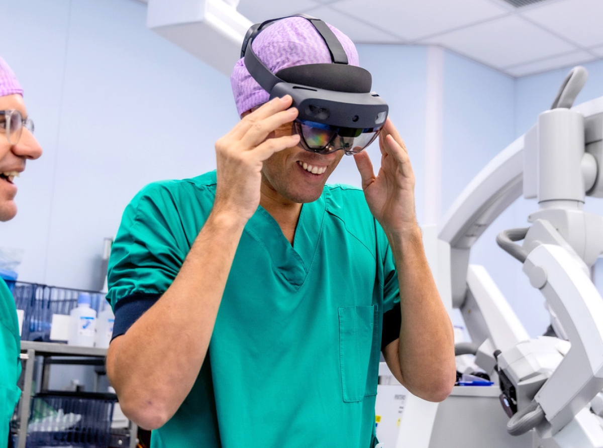 HOH ta sigui innova uzando hololens pa operacion di celebro cu neuronabegacion