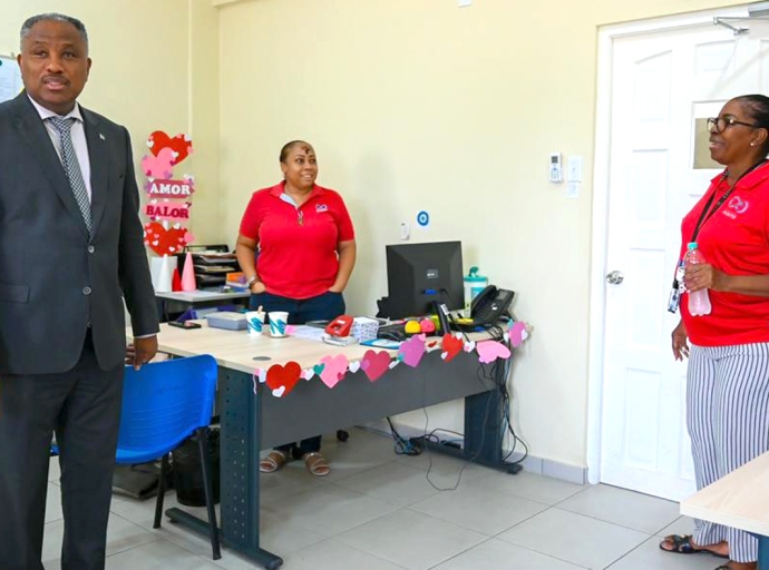 Minister Dowers ta explora solucionnan structural y sostenibel