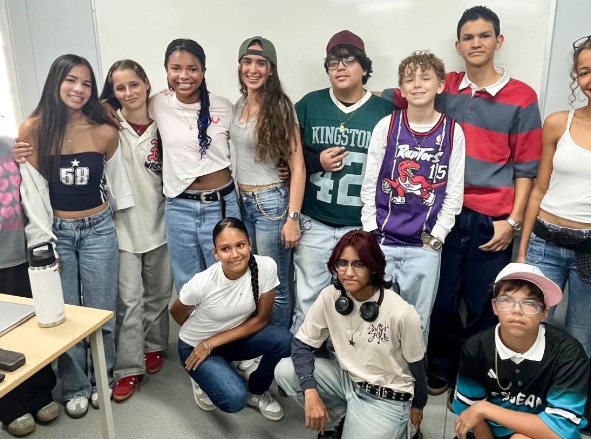 Alumnonan di scol a bay bisti cu moda estilo aña 2000