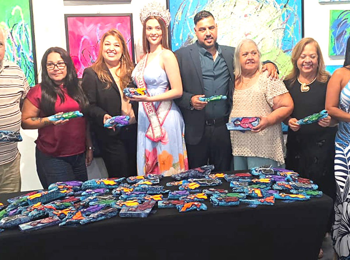 Guizza Maria Steenvoorde lo regala candidatanan di Miss Teen Universe International un obra di arte unico