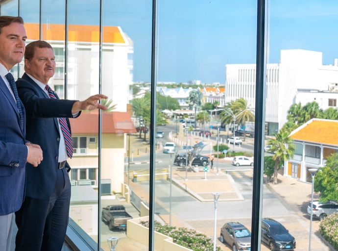 Parlamentario Malik Azmani di bishita na Aruba