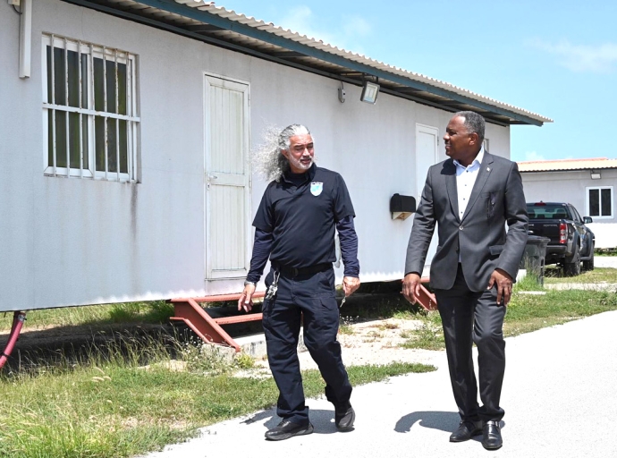 Minister Arthur Dowers a haci un bishita na Centro di Detencion na Dakota