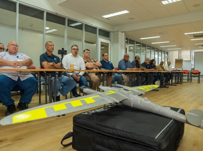 Minister di Infrastructura a haya presentacion innovativo di organisacion PLACE