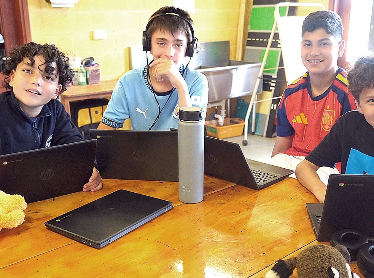 Studiantenan di International School haciendo diseño cu tecnologia