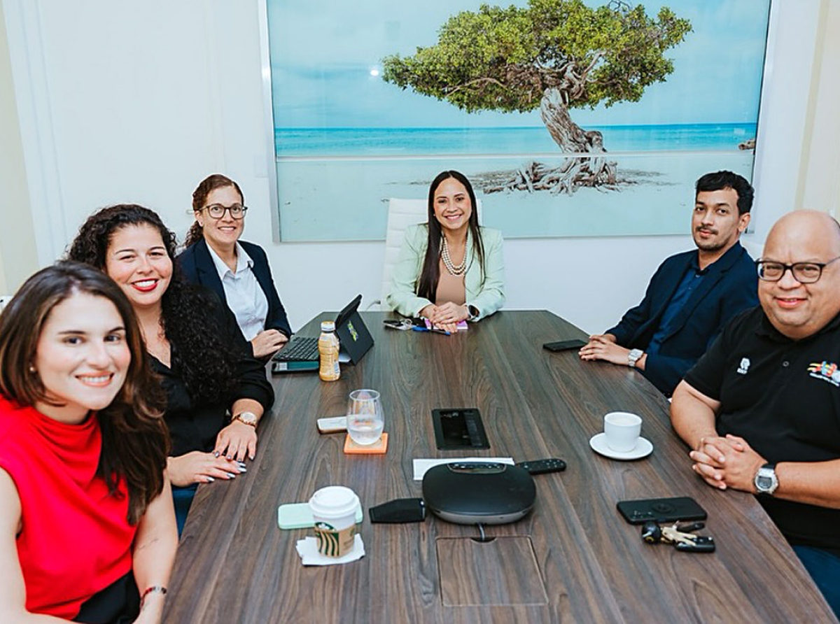 Funcionario di FIFA a reuni cu Ministro Gerlien Croes