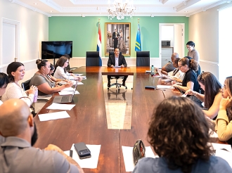 Minister Geoffrey Wever a duna gastcollege Staatsrecht na un grupo