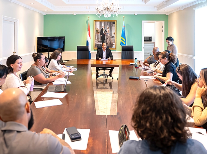 Minister Geoffrey Wever a duna gastcollege Staatsrecht na un grupo