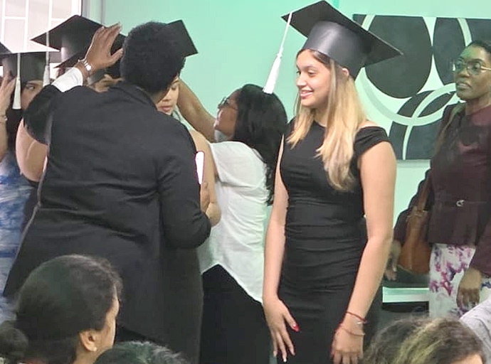 Tienda di Educacion contento cu mamanan hoben di ADRA a gradua