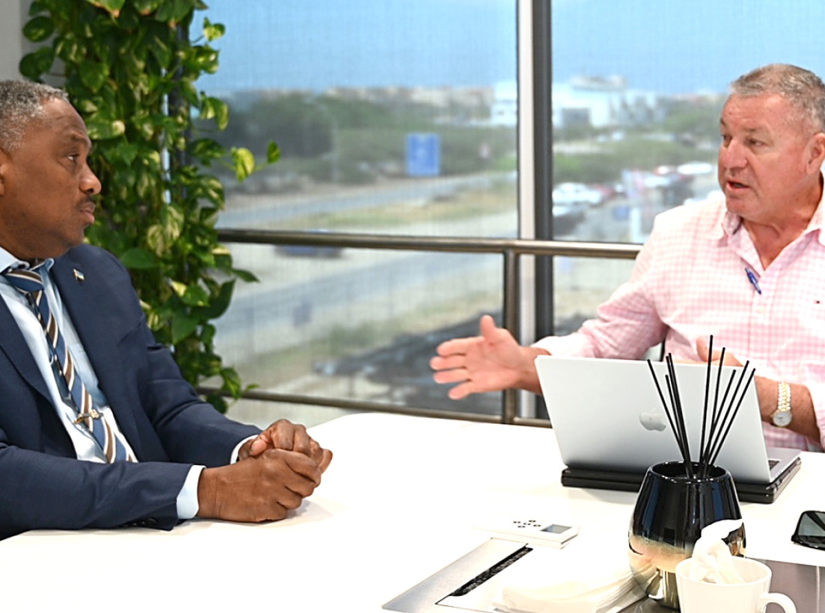 Minister Arthur Dowers a ricibi presentacion riba exploracion di petroleo  ORANJESTAD (AAN): Recientemente, Minister di Husticia, Integracion, Transporte Publico y Energia, mr. drs. Arthur Dowers, a ricibi un presentacion amplio for di ehecutivonan di Com