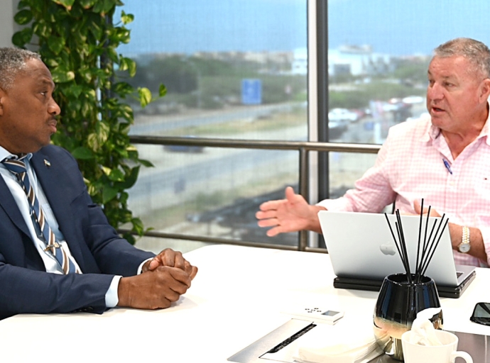 Minister Arthur Dowers a ricibi presentacion riba exploracion di petroleo  ORANJESTAD (AAN): Recientemente, Minister di Husticia, Integracion, Transporte Publico y Energia, mr. drs. Arthur Dowers, a ricibi un presentacion amplio for di ehecutivonan di Com