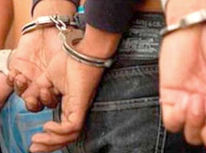 Den razzia na dos adres a detene tres hende incluyendo un muhe