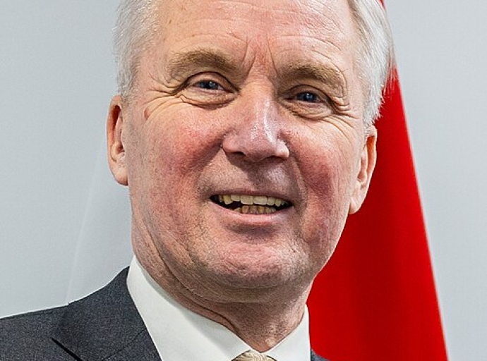 Eric van der Burg a huramenta como Secretario di Estado di Asuntonan Interno y Relacionnan di Reino