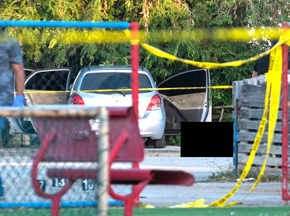 Hues mester condena e dos Polisnan y no carga nan den handschoen manera Fiscal a haci