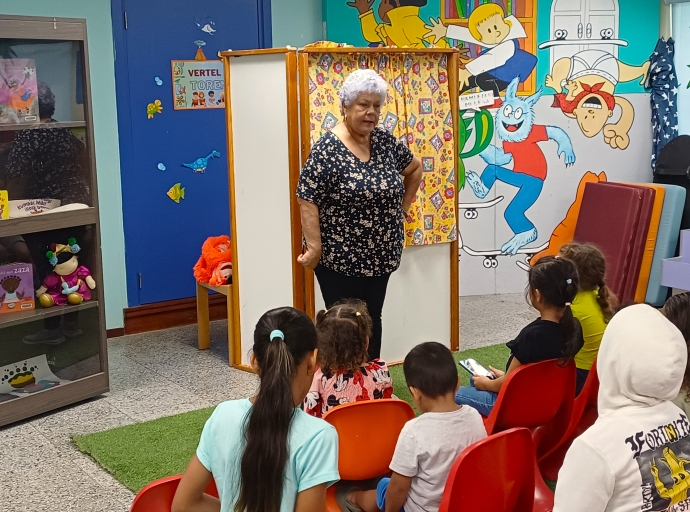 Desiree Correa a duna un presentacion di Poppenkast na Biblioteca