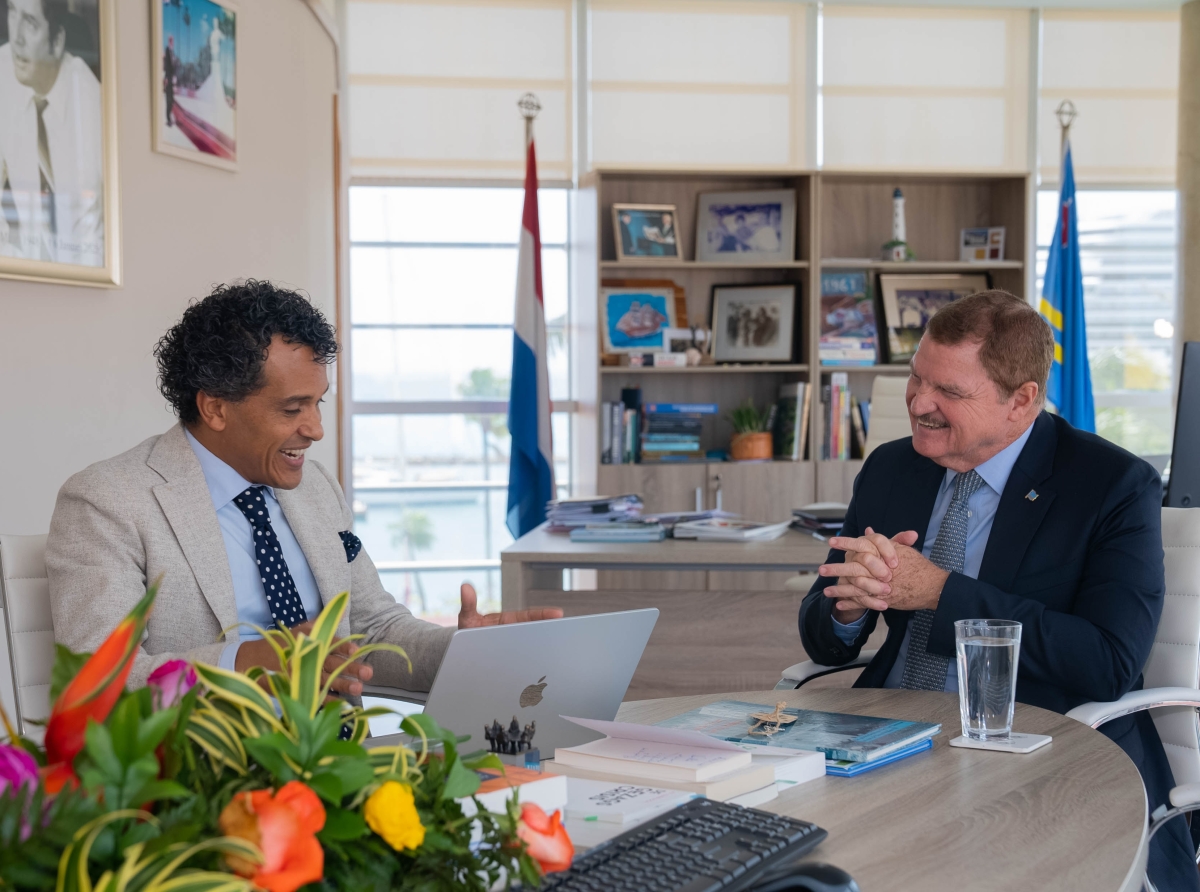 Prome Minister Eman a ricibi bishita di Jalken Antonia di Stichting JA IK ARUBA