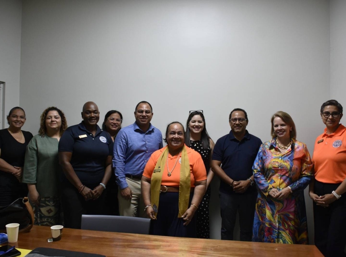 Encuentro Exitoso di Soroptimist International Club of Aruba cu diferente profesional y organisacion